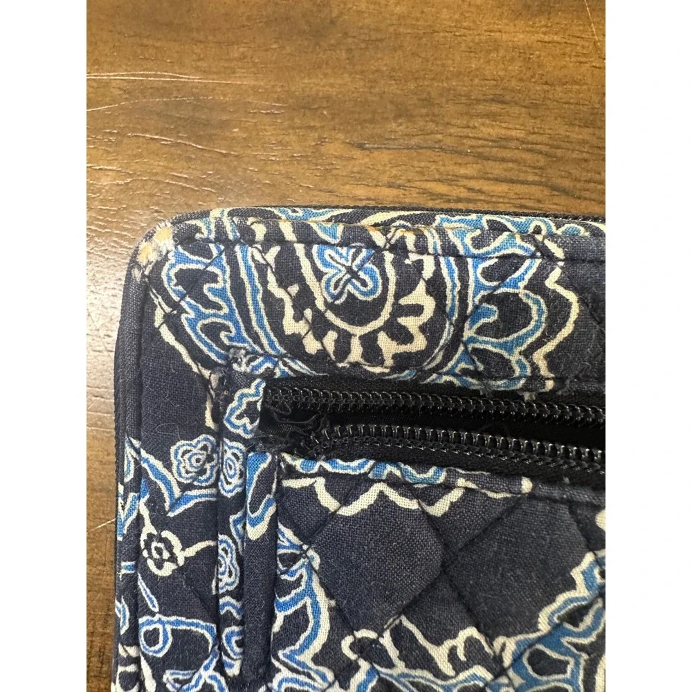 Vera Bradley Turnlock Wallet Navy Blue White Paisley Quilted Cotton‎ Zip Around